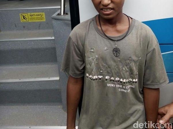 Tak Kalah dari Joni! Begini Aksi Reza Mangar Panjat Tiang Bendera