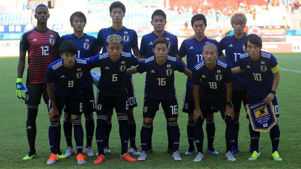 Timnas Jepang tetap membersihkan ruang ganti Stadion Wibawa Mukti seusai pertandingan.