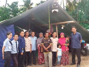 Beri Bantuan Kemanusiaan, CEO Transmart Turun Langsung ke Lombok Beri Bantuan Kemanusiaan, CEO Transmart Turun Langsung ke Lombok