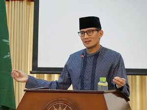 Sandiaga Salat Idul Adha di Kawasan Jatinegara