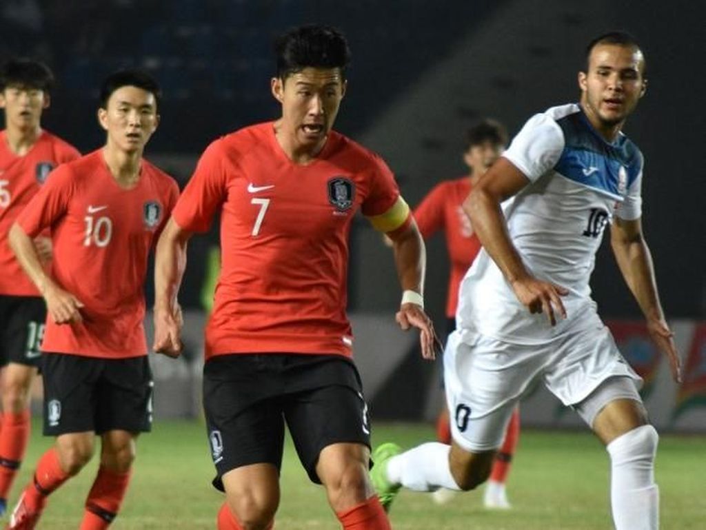 Kecapekan, Son Tidur Saat Spurs Kalahkan MU Kecapekan, Son Tidur Saat Spurs Kalahkan MU