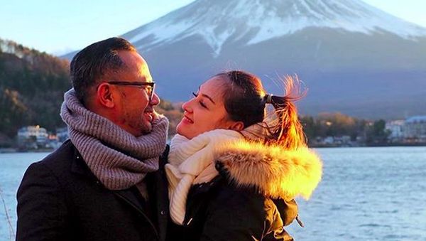 Kemesraan Mona Ratuliu dan Indra Brasco yang Senantiasa Awet