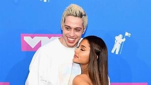 Penampilan Langka Ariana Grande Tanpa Kuncir Kuda, Makin Cantik!