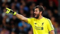 Alisson Becker masih belum kebobolan dan dia memperlihatkan lagi performa impresif lewat sejumlah penyelamatannya. (Eddie Keogh/REUTERS)