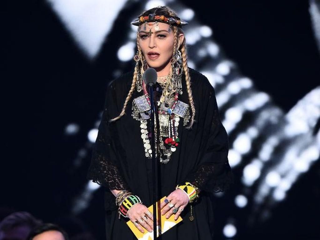 Unik! Madonna Batalkan Proyek Musik Gara-gara Astrologi Unik! Madonna Batalkan Proyek Musik Gara-gara Astrologi