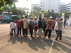 Warga Mulai Antre Kupon Daging Kurban di Masjid Al Azhar Jaksel