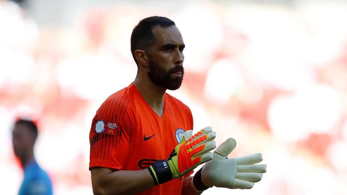Claudio Bravo menuntaskan kontraknya di Manchester City. (Foto: Phil Noble/Reuters)