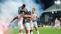 Liverpool menang dengan skor 2-0 dan menempel Manchester City di posisi kedua dengan hanya dipisahkan selisih gol. (Eddie Keogh/REUTERS)