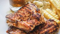 Nyamm! Ada 10 Chicken Steak Juicy dengan Kentang Goreng untuk Makan Siang