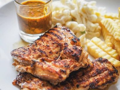 Nyamm! Ada 10 Chicken Steak Juicy dengan Kentang Goreng untuk Makan Siang