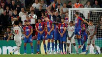 Mohamed Salah memang tak mencetak gol di pertandingan ini tapi dia mampu merepotkan pertahanan Palace lewat akselerasinya. (John Sibley/Reuters)
