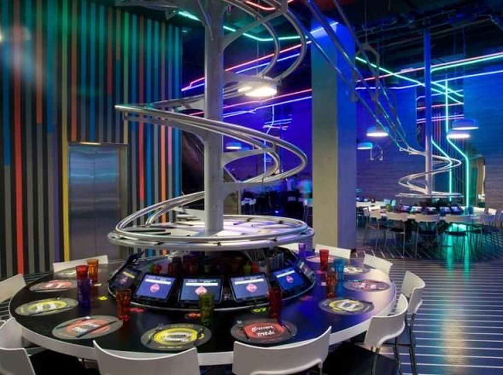 Seru Banget! Di Restoran Ini Makanan Meluncur Lewat Roller Coaster Seru Banget! Di Restoran Ini Makanan Meluncur Lewat Roller Coaster