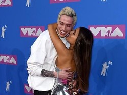 Ariana Grande Mesra dengan Tunangan di Karpet Merah VMAs 2018