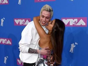 Ariana Grande Mesra dengan Tunangan di Karpet Merah VMAs 2018 Ariana Grande Mesra dengan Tunangan di Karpet Merah VMAs 2018