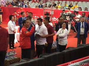 Jokowi Kalungkan Medali Emas untuk Lifter Eko Yuli