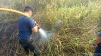 Aksi Pemadaman Kebakaran Lahan di Dekat Wisma Atlet Jakabaring