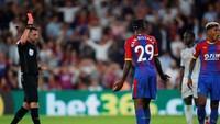 Pelanggaran itu berbuah kartu merah untuk Wan-Bissaka yang sebenarnya tampil bagus sepanjang pertandingan. (Eddie Keogh/REUTERS)