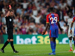 Pelanggaran itu berbuah kartu merah untuk Wan-Bissaka yang sebenarnya tampil bagus sepanjang pertandingan. (Eddie Keogh/REUTERS)