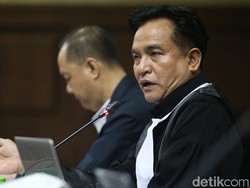 Gugatannya Disebut Tak Guna, Yusril: Pak Mahfud Politisi atau Negarawan?