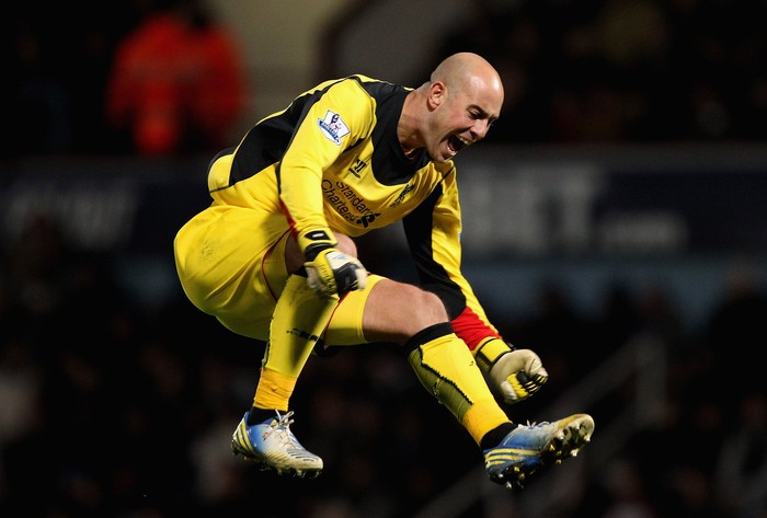 Pembelian Terbaik Liverpool LONDON, ENGLAND - DECEMBER 09: Pepe Reina of Liverpool celebrates his teams third goal during the Barclays Premier League match between West Ham United and Liverpool at the Boleyn Ground on December 9, 2012 in London, England. (Photo by Ben Hoskins/Getty Images)