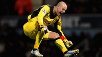 Hanya GBP 6 juta yang dikeluarkan Liverpool untuk mendapatkan Pepe Reina dari Villarreal pada musim panas 2006, lebih mudah dari saat membeli Simon Mignolet (GBP 9 juta di 2013). Reina membuat lebih dari 400 penampilan.  Kemampuan dia mengalirkan bola secare efektif dari belakang dan berkomunikasi dengan beknya adalah hal yang paling kurang dari Liverpool sejak kepergiannya di 2014. (Foto: Ben Hoskins/Getty Images)