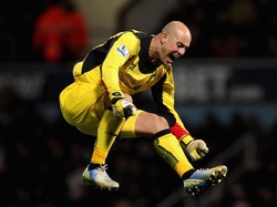 Hanya GBP 6 juta yang dikeluarkan Liverpool untuk mendapatkan Pepe Reina dari Villarreal pada musim panas 2006, lebih mudah dari saat membeli Simon Mignolet (GBP 9 juta di 2013). Reina membuat lebih dari 400 penampilan.  Kemampuan dia mengalirkan bola secare efektif dari belakang dan berkomunikasi dengan beknya adalah hal yang paling kurang dari Liverpool sejak kepergiannya di 2014. (Foto: Ben Hoskins/Getty Images)