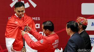 Momen Eko Yuli Dikalungi Medali Emas oleh Jokowi