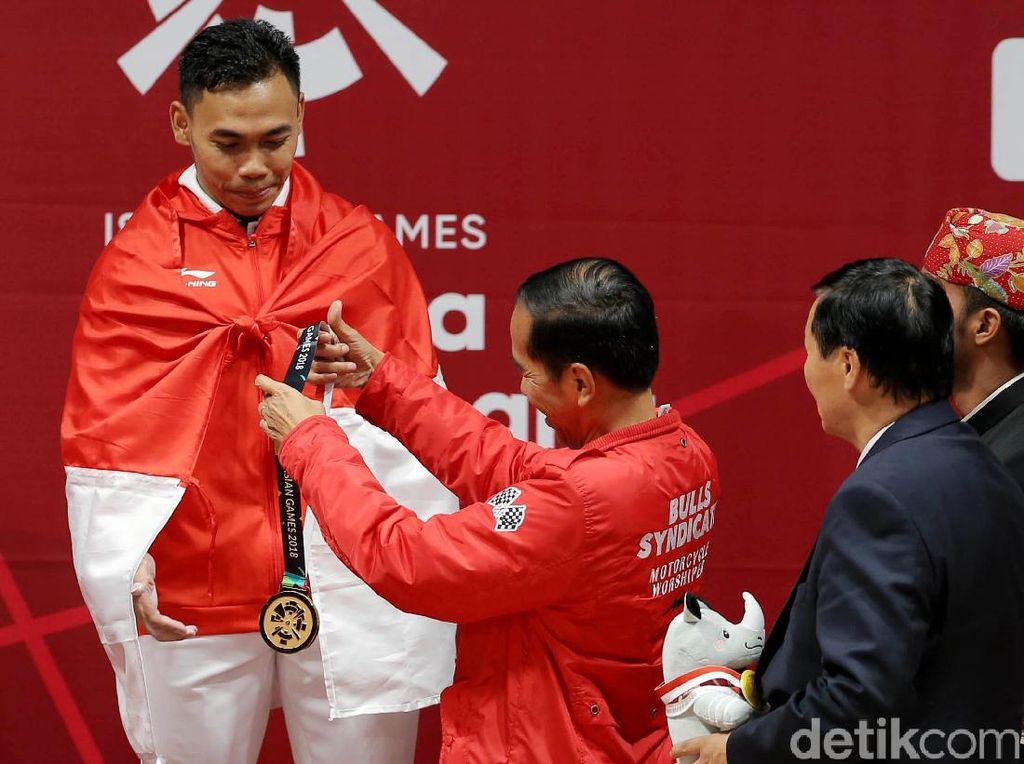 Momen Eko Yuli Dikalungi Medali Emas oleh Jokowi Momen Eko Yuli Dikalungi Medali Emas oleh Jokowi