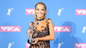 Foto: 7 Artis Seksi Bergaun Transparan di Red Carpet MTV VMAs
