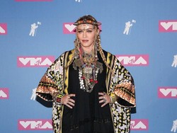 Bokong Terlihat Lebih Besar, Madonna Operasi Plastik?