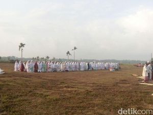 Warga Kulon Progo Salat Idul Adha di Lapangan Triharjo Wates