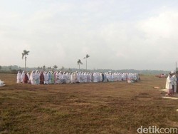 Warga Kulon Progo Salat Idul Adha di Lapangan Triharjo Wates