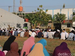 Jemaah Badan Wakaf Alquran di Gresik Juga Gelar Salat Id Hari Ini