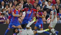 Mamadou Sakho sampai harus menghentikan akselerasi Mohamed Salah di kotak penalti dan berbuah tendangan 12 pas untuk Liverpool. (Eddie Keogh/REUTERS)