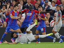 Mamadou Sakho sampai harus menghentikan akselerasi Mohamed Salah di kotak penalti dan berbuah tendangan 12 pas untuk Liverpool. (Eddie Keogh/REUTERS)