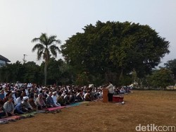 Umat Islam di Ungaran Salat Idul Adha di lapangan Tarubudaya
