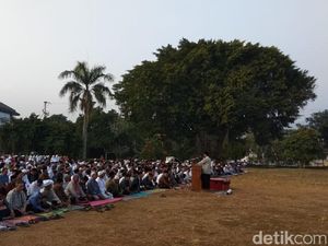 Umat Islam di Ungaran Salat Idul Adha di lapangan Tarubudaya Umat Islam di Ungaran Salat Idul Adha di lapangan Tarubudaya