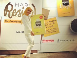9 Tahun Ditolak Penerbit, Almira Bastari Tuai Pujian di Novel Resign!