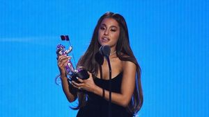 Biasa Dikuncir Kuda, Ini 6 Momen Ariana Grande dengan Rambut Digerai