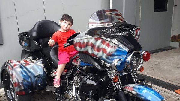 Cool Abis! Gaya Anak-anak Saat Naik Moge Seperti Jokowi