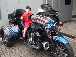 Cool Abis! Gaya Anak-anak Saat Naik Moge Seperti Jokowi