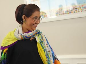 Keseruan Susi Pudjiastuti Saat Ajak Rombongan Ibu-ibu ke Monas