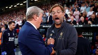 Kedua manajer, Juergen Klopp dan Roy Hodgson, bersalaman sebelum pertandingan. Hodgson juga pernah melatih Liverpool pada 2010. (Eddie Keogh/REUTERS)