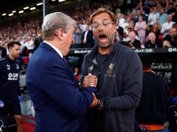 Kedua manajer, Juergen Klopp dan Roy Hodgson, bersalaman sebelum pertandingan. Hodgson juga pernah melatih Liverpool pada 2010. (Eddie Keogh/REUTERS)