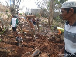 Suasana Relokasi Makam Kuno Ngaliyan untuk Tol Batang-Semarang