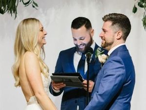 Pengantin Ini Beri Kejutan, Tiba-tiba Potong Rambut Saat Acara Pernikahan Pengantin Ini Beri Kejutan, Tiba-tiba Potong Rambut Saat Acara Pernikahan
