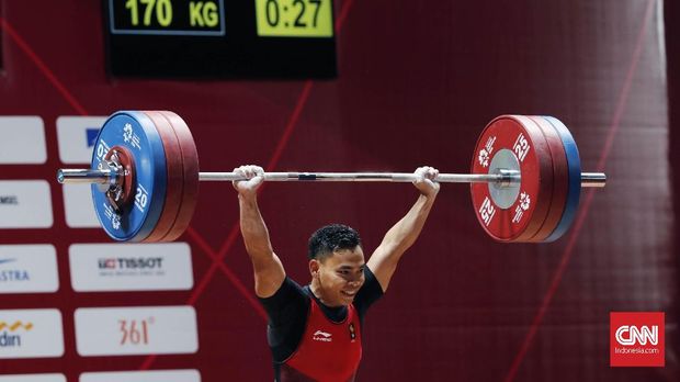 Lifter andalan Indonesia Eko Yuli Irawan berhasil merebut medali emas kelima Indonesia di Asian Games 2018 setelah menjadi juara di kelas 62 kilogram putra yang berlangsung di JIExpo, Kemayoran, Selasa (21/8). Eko meraih medali emas dengan total angkatan 311 kilogram. Atlet 29 tahun itu mencatatkan angkat snatch 141 kilogram. Sedangkan untuk angkatan clean and jerk, Eko berhasil melakukan angkatan seberat 170 kilogram.CNNIndonesia/Safir Makki