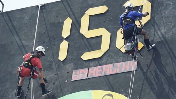 Greenpeace Pasang Baliho Peringatan Udara Buruk Jakarta
