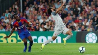 Aaron Wan-Bissaka, bek Crystal Palace, sampai harus menjatuhkan Mohamed Salah yang berpeluang mencetak gol di babak kedua. (REUTERS/Eddie Keogh)
