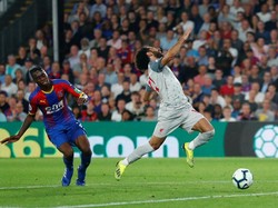 Aaron Wan-Bissaka, bek Crystal Palace, sampai harus menjatuhkan Mohamed Salah yang berpeluang mencetak gol di babak kedua. (REUTERS/Eddie Keogh)